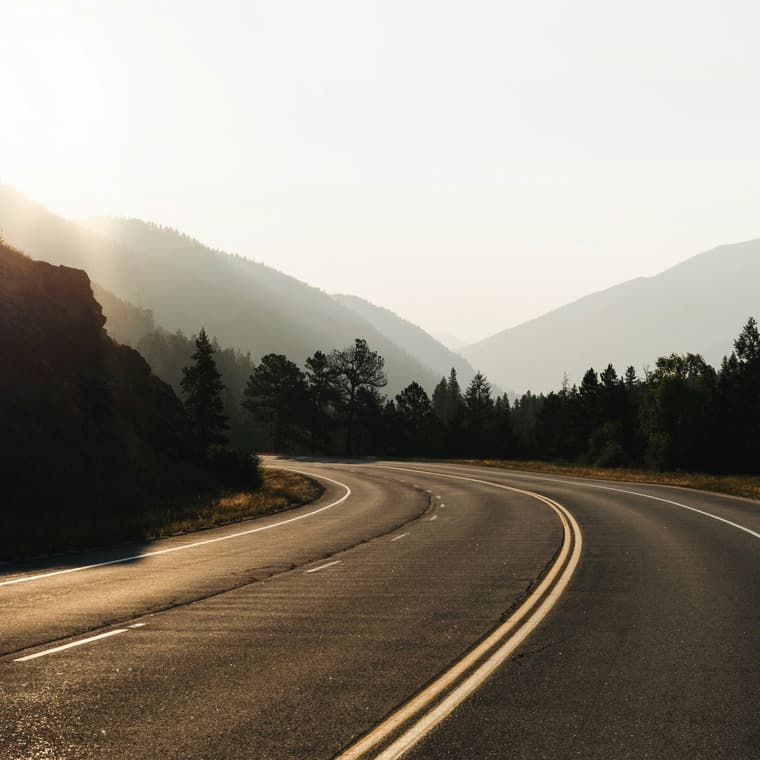 Kurvig vägsträcka. Foto: Holden Baxter/unsplash