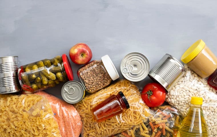 Livsmedelsförpackningar ligger på en grå bakgrund